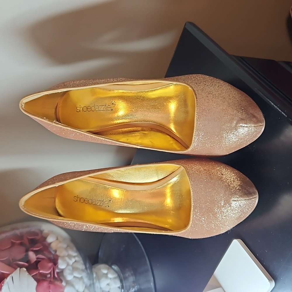 Gold glitter pump